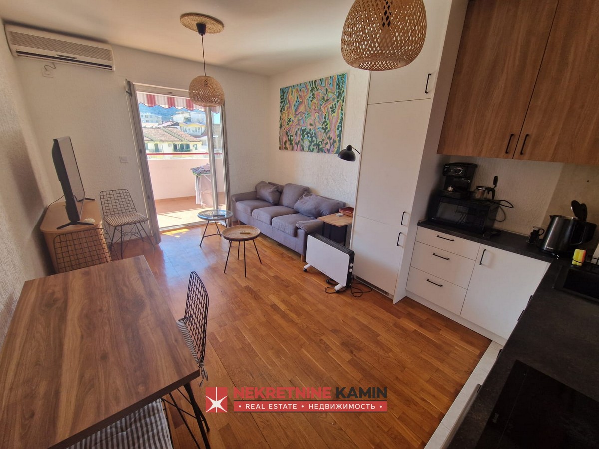 Renoviran dvosoban stan u naselju Adok, Budva 